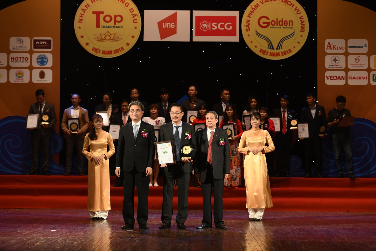 Giám đốc công ty Kim Hoàng vinh dự lên nhận giải thưởng TOP những nhãn hiệu uy tín hàng đầu Việt Nam